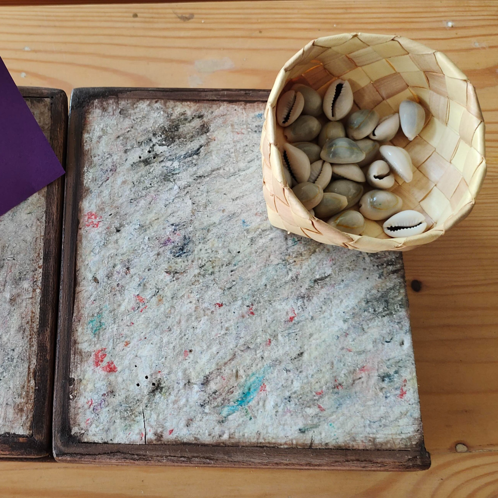 Aligulimane: Foldable gameset from recycled waterproof board