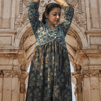 JAKAR - Flowing Maxi Dress with 3Q Sleeves and V Neck for Elegant look.