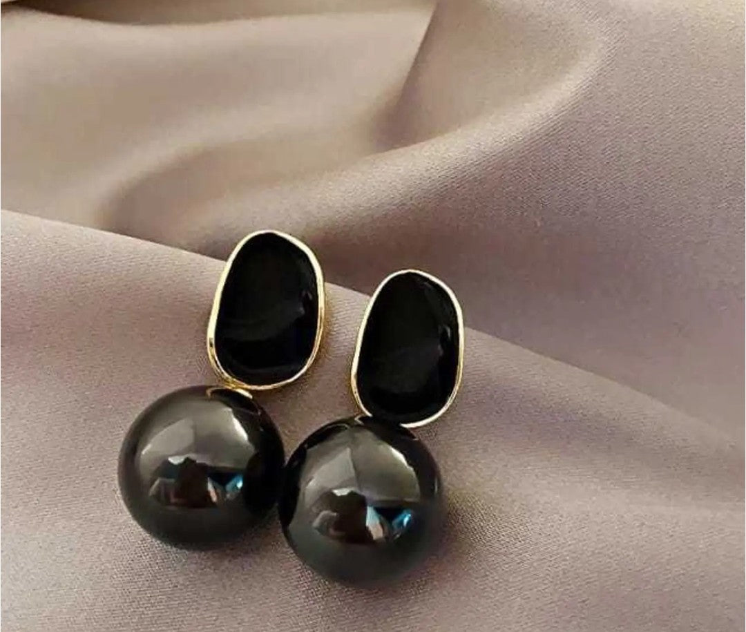 Combo of 2 earrings Teardrop earrings and black earrings