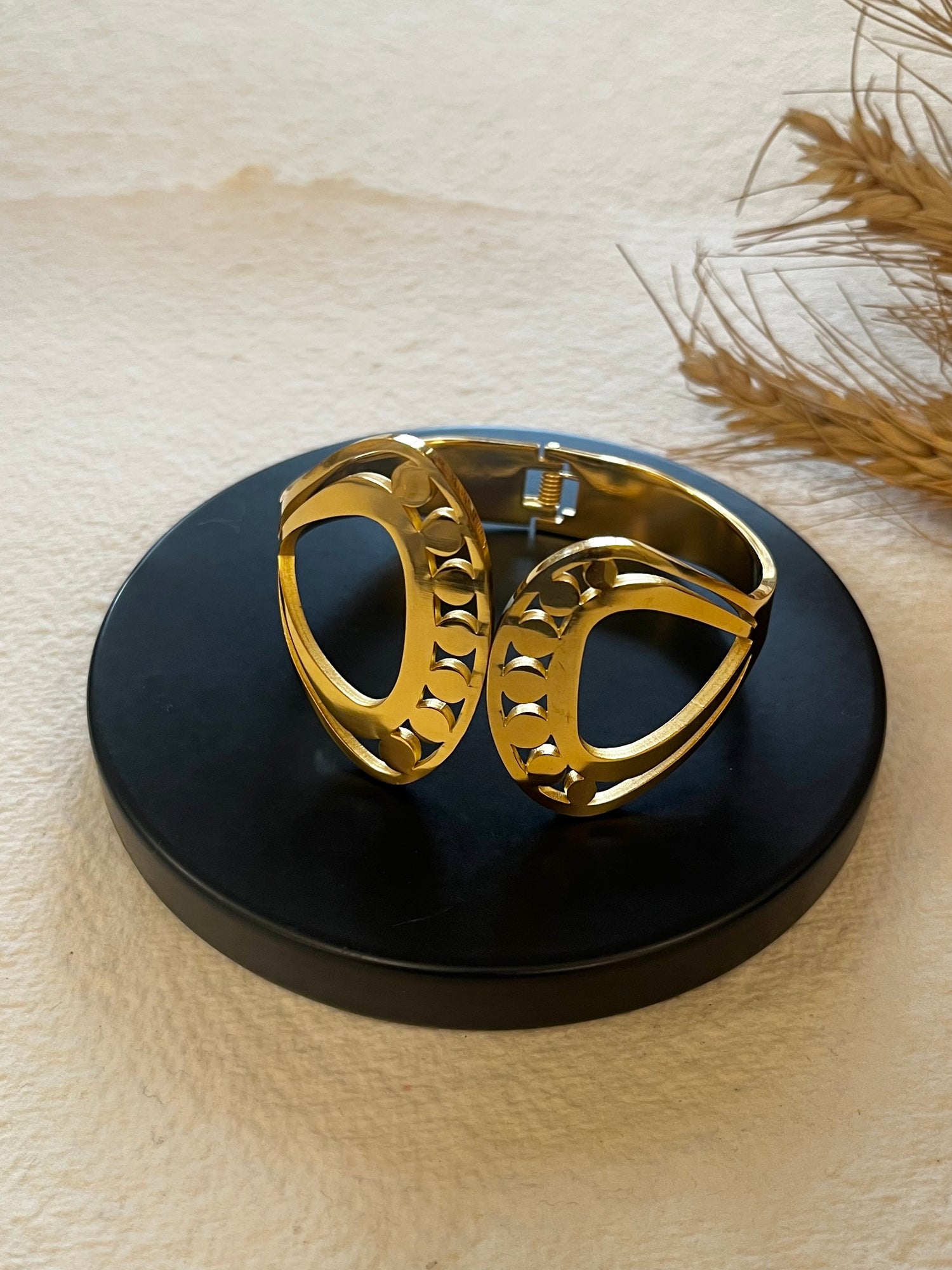 Chunky Gold Cuff (Openable)