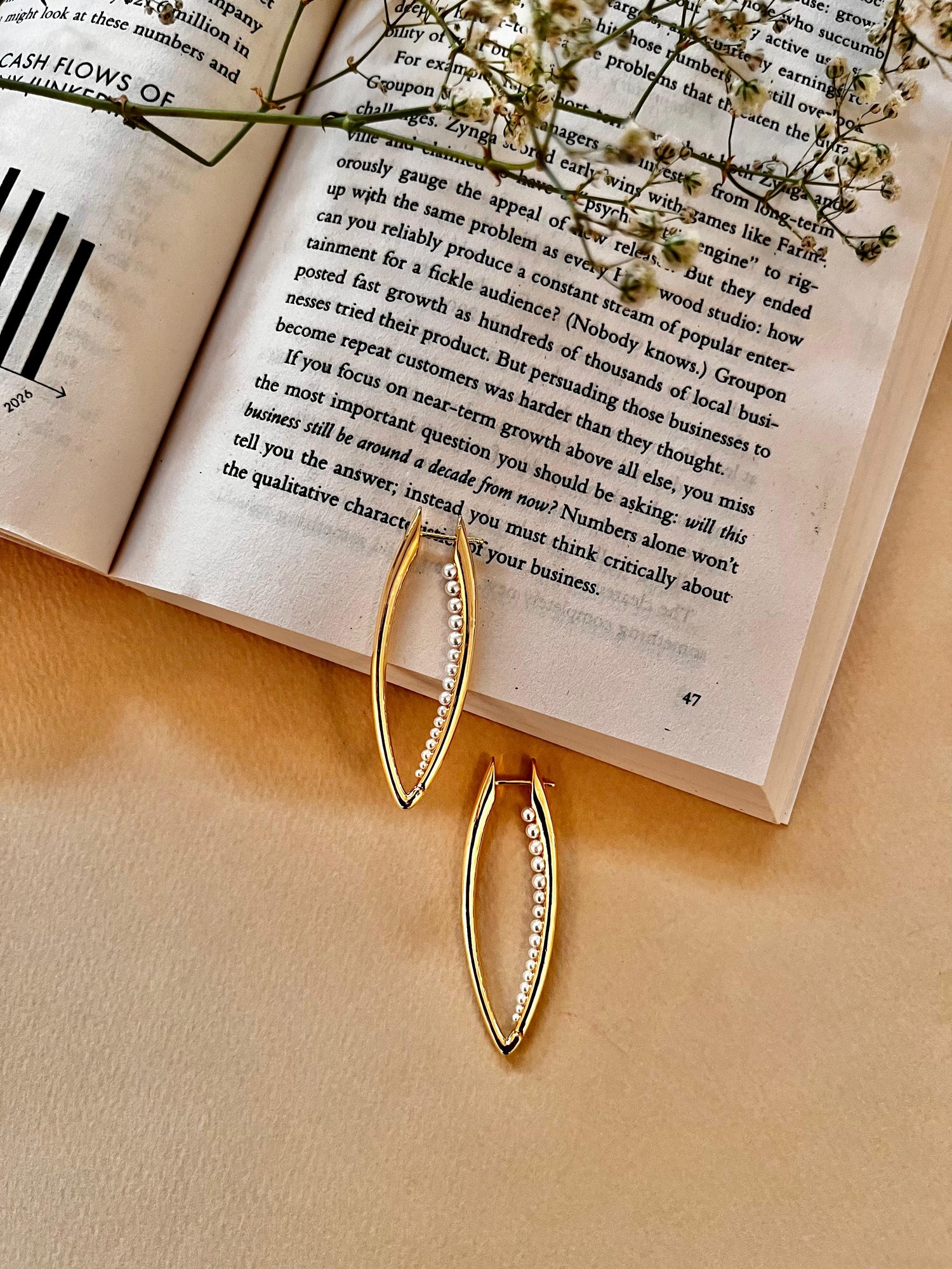 V-shape Inlaid Gradient Pearl earrings