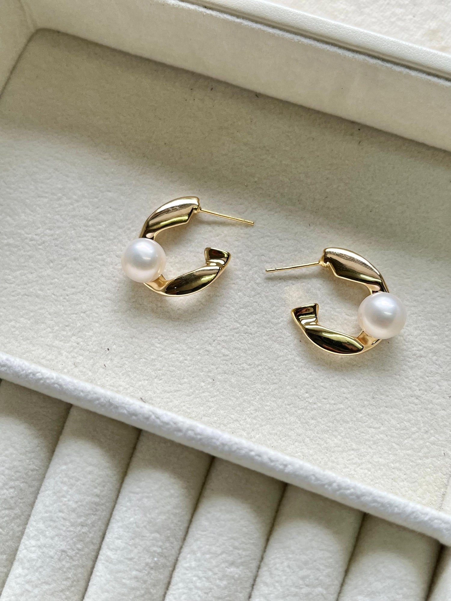 C-shape Pearl Earrings