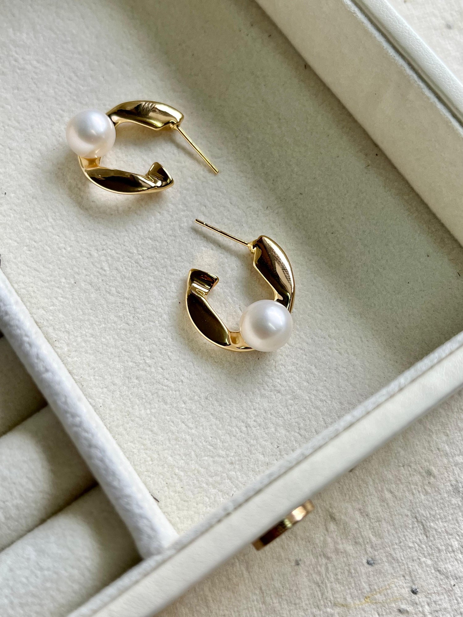 C-shape Pearl Earrings